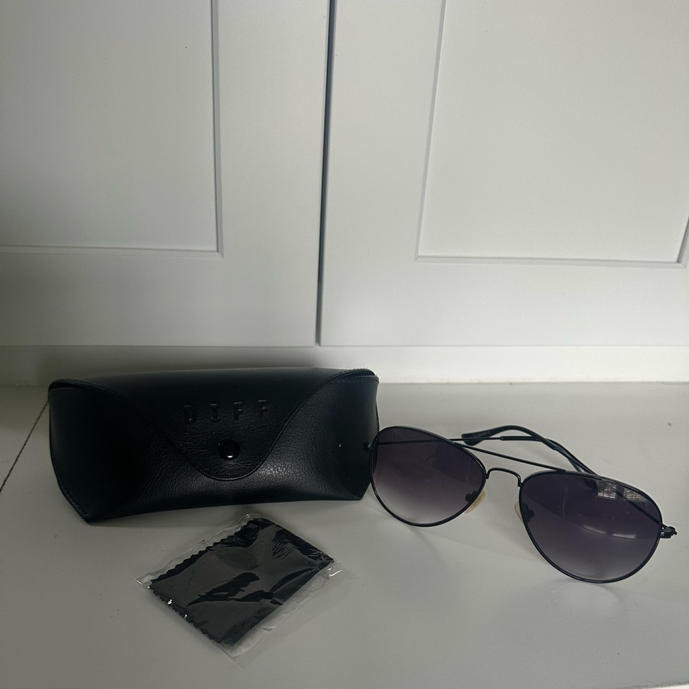 Your favorite black aviators! Has not been used and has been in the case.